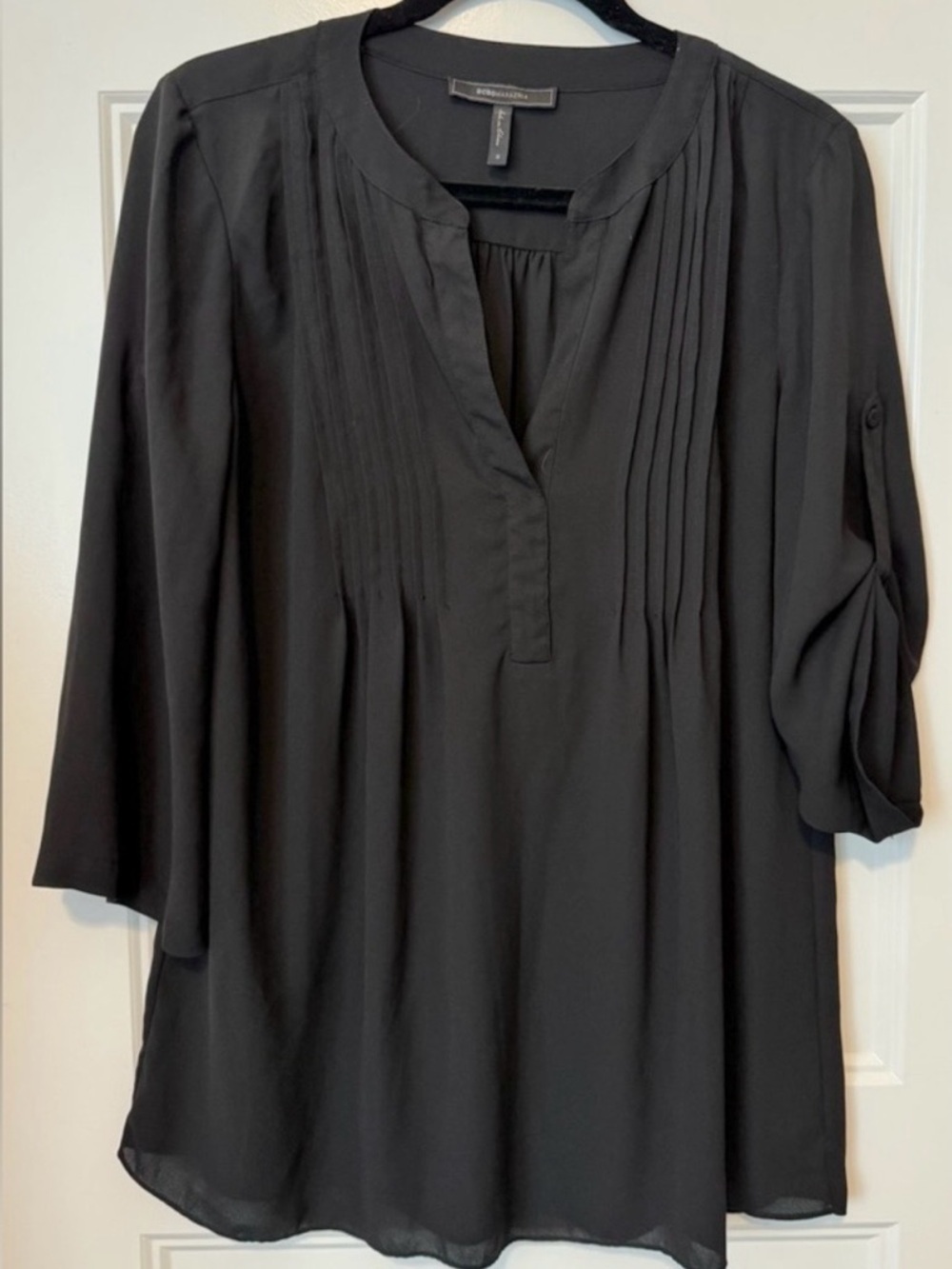 🏷️ 3/$30 BCBG Max Azria Black Pleated Blouse Split Neck Roll Tab Sleeve Small